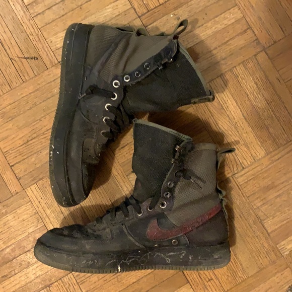 Nikes 8.5 - Picture 2 of 5